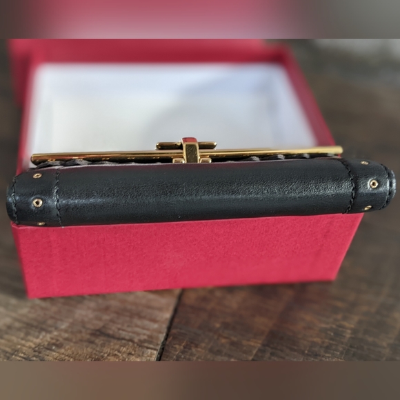 ⚡SOLD⚡Salvatore Ferragamo Leather Bifold Wallet w. Grommets + Scallop Edge - Picture 9 of 16